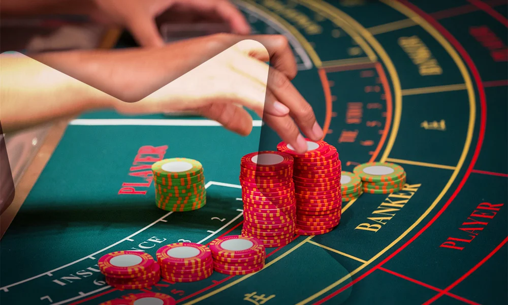 How do online slot symbols create thematic continuity and recognition?